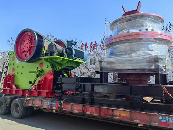 圓錐機(jī)破碎機(jī)發(fā)貨現(xiàn)場(chǎng).jpg 圓錐機(jī)破碎機(jī)發(fā)貨現(xiàn)場(chǎng).jpg